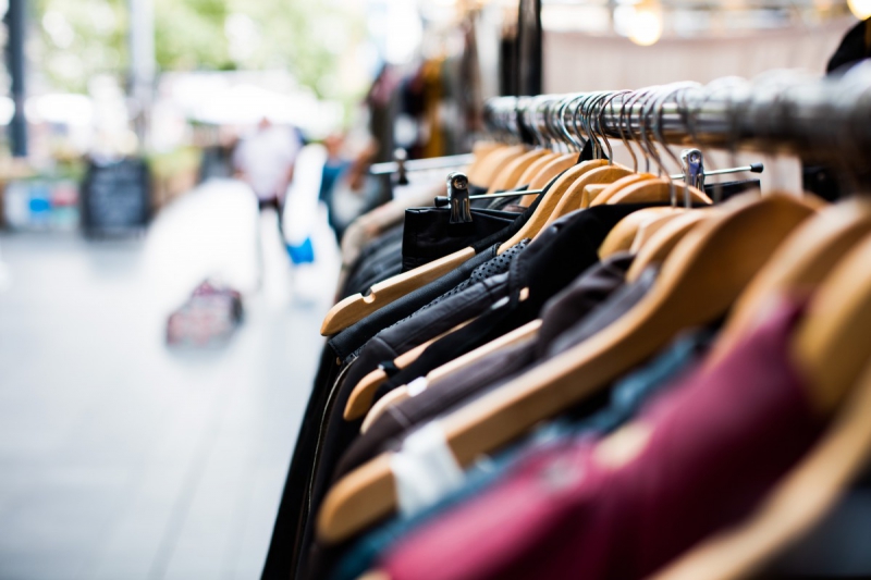 magasin-LE CASTELLET-min_blur_close_up_focus_hanger_jacket_market_people_rack-1176303