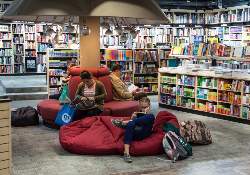 magasin-LE CASTELLET-min_books_bookstore_book_reader_readers_reading_shop_sale_books-849006