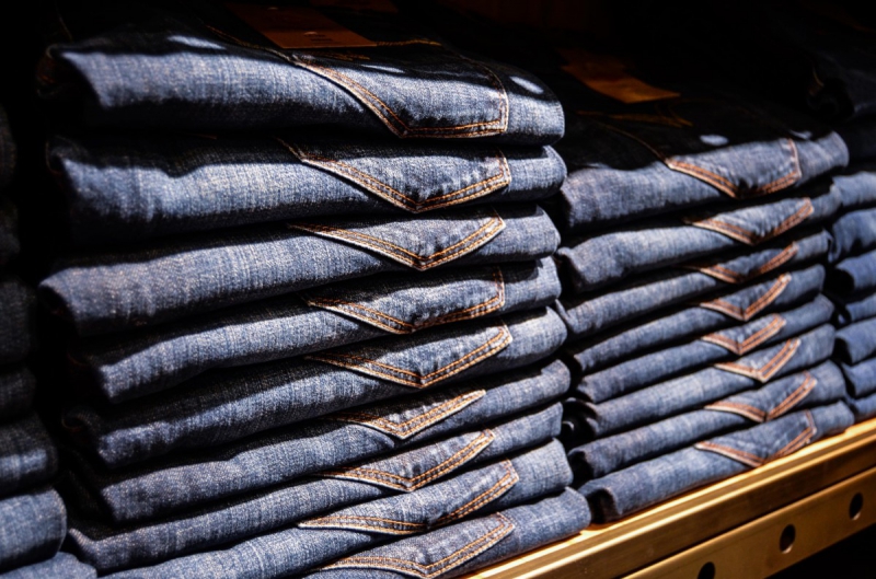 magasin-LE CASTELLET-min_jeans_pants_blue_shop_shopping_shelf_exhibition_buy-940702